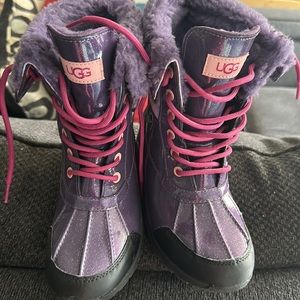 Girls Ugg snow boots size 4.  Only used once great condition.